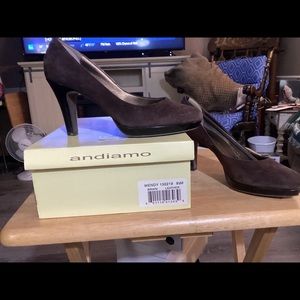 Andiamo Brown Suede 8.5 pumps